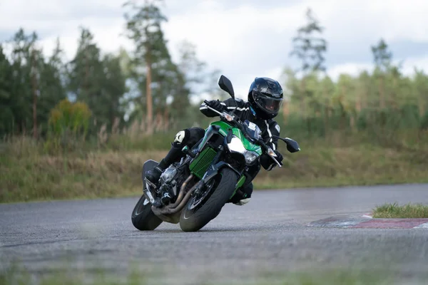 2020 Riga Letónia Motociclista Bonito Preto Equitação Sua Moto Super — Fotografia de Stock