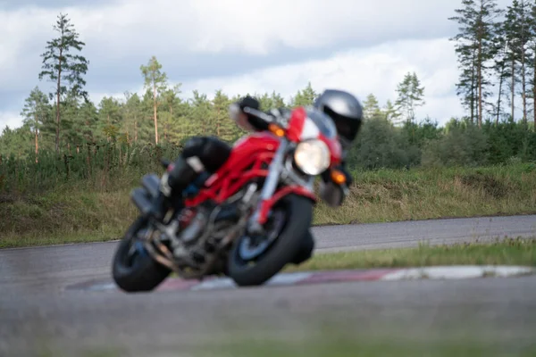 2020 Ryga Łotwa Przystojny Motocyklista Czerni Swoim Super Sportowym Motocyklu — Zdjęcie stockowe