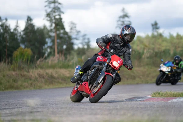 2020 Riga Letonia Guapo Motociclista Negro Montando Motocicleta Súper Deportiva — Foto de Stock