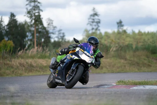 2020 Riga Letonia Guapo Motociclista Negro Montando Motocicleta Súper Deportiva — Foto de Stock