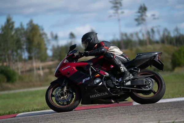 2020 Riga Letonia Guapo Motociclista Negro Montando Motocicleta Súper Deportiva — Foto de Stock