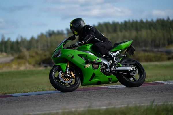 2020 Riga Lettland Schöner Schwarzer Motorradfahrer Auf Seinem Supersportmotorrad — Stockfoto