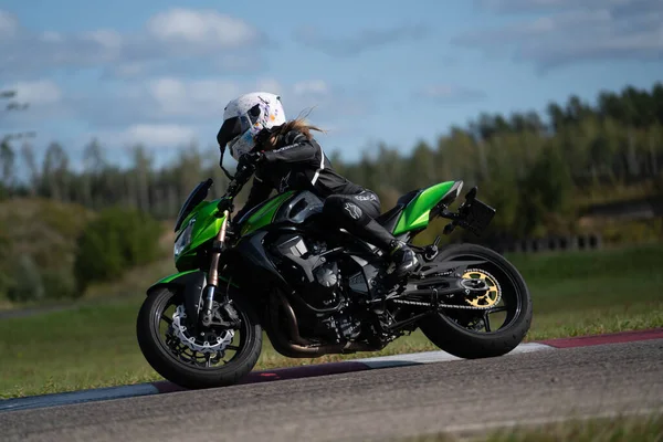 2020 Ρίγα Λετονία Όμορφος Μοτοσικλετιστής Μαύρο Ιππασία Super Sport Μοτοσικλέτα — Φωτογραφία Αρχείου