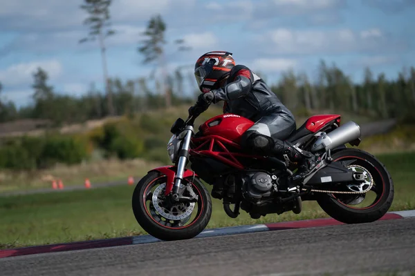 2020年9月19日里加拉脱维亚骑黑色超级摩托车的英俊摩托车手 — 图库照片