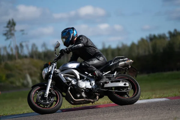 2020 Riga Latvia Pengendara Sepeda Motor Yang Tampan Dalam Warna — Stok Foto