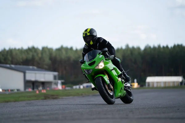 2020 Riga Letonia Guapo Motociclista Negro Montando Motocicleta Súper Deportiva —  Fotos de Stock