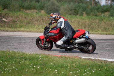 05-09-2020 Riga, Letonya Bisikletli Adam. Motosiklet turunda boş bir yolda araba sürerken eğleniyorum. bireysel metniniz için kopyalama alanı