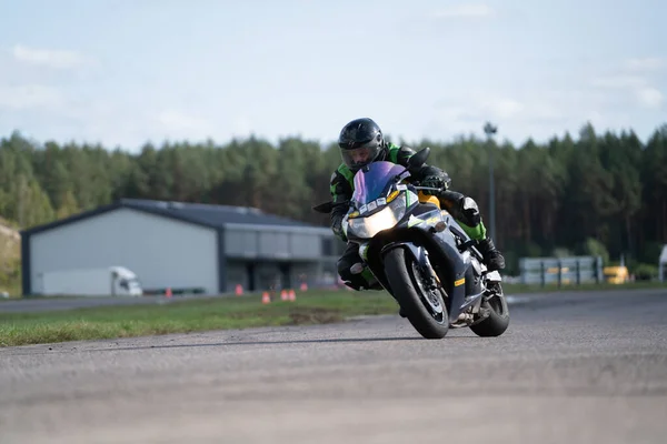 2020 Riga Letónia Homem Moto Estrada Divertindo Dirigindo Estrada Vazia — Fotografia de Stock