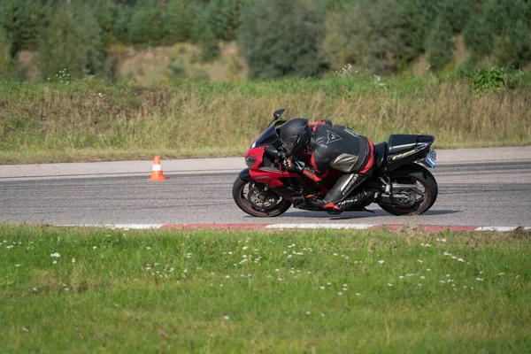 2020 Riga Letónia Homem Moto Estrada Divertindo Dirigindo Estrada Vazia — Fotografia de Stock
