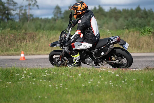 2020 Riga Lotyšsko Muž Motorce Cestách Baví Jízdu Prázdnou Cestou — Stock fotografie