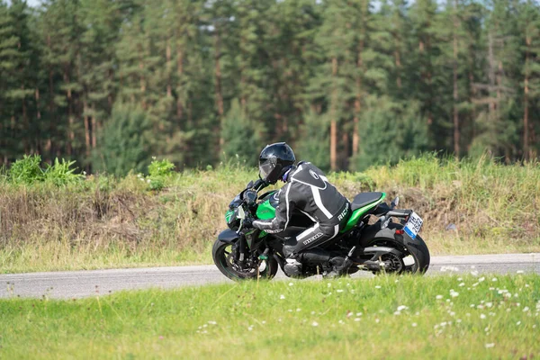 2020 Ryga Łotwa Człowiek Motocyklu Drodze Zabawy Jazdy Pustą Drogą — Zdjęcie stockowe