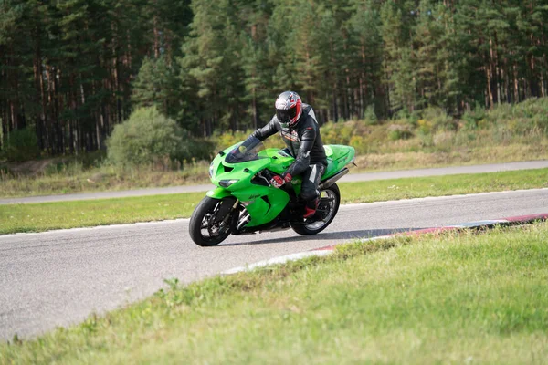 2020 Riga Letonia Hombre Moto Carretera Divertirse Conduciendo Camino Vacío — Foto de Stock