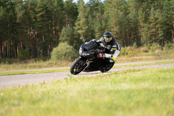 2020 Riga Letonia Hombre Moto Carretera Divertirse Conduciendo Camino Vacío — Foto de Stock