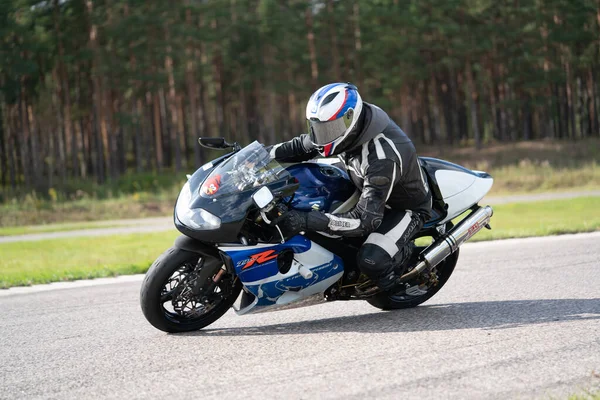 2020 Ρίγα Λετονία Άνθρωπος Μια Μοτοσικλέτα Στο Δρόμο Ιππασίας Διασκεδάζοντας — Φωτογραφία Αρχείου
