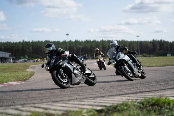2020 Рига Латвійська Людина Мотоциклі Дорозі Весело Їхати Порожньою Дорогою — стокове фото