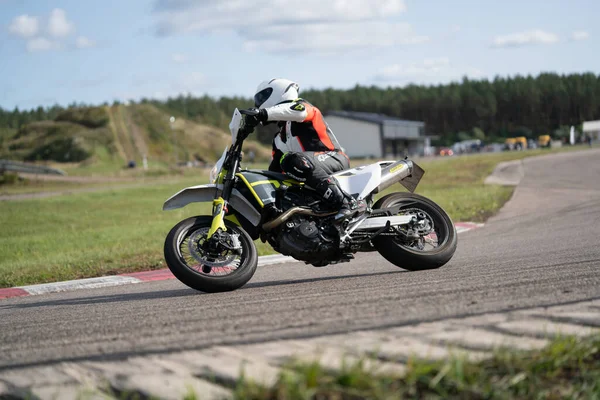 2020 Riga Letland Man Een Motor Weg Rijden Plezier Hebben — Stockfoto