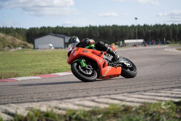 2020 Riga Lettland Man Motorcykel Väg Kul Att Köra Den — Stockfoto