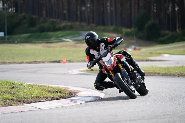 2020ラトビアのリガ道路に乗ってバイクに乗って男 オートバイツアーで空の道を走るのが楽しい 個々のテキストのコピースペースは — ストック写真