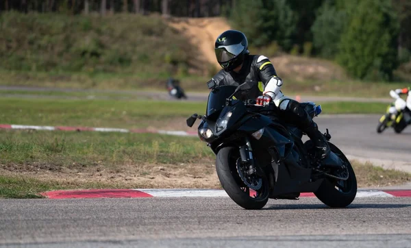 2020 Riga Letonia Guapo Motociclista Negro Montando Motocicleta Súper Deportiva —  Fotos de Stock