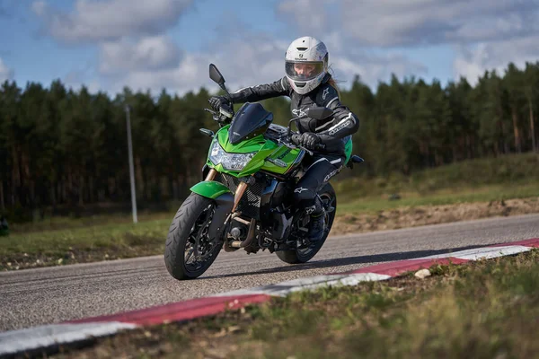 2020 Ropazi Letonia Motociclista Paseos Bicicleta Deportiva Por Carretera Asfalto — Foto de Stock