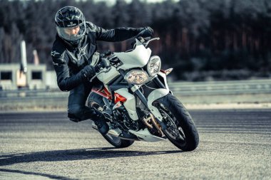 10-05-2020 Ropazi, Letonya motorsikletçisi boş asfalt yolda bisiklet sürüyor. spor bisikleti.