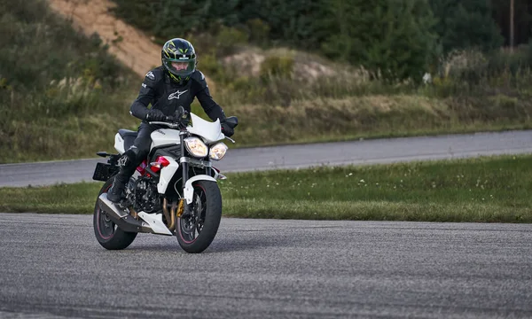 2020 Ropazi Letónia Motociclista Passeios Bicicleta Desportiva Por Estrada Asfalto — Fotografia de Stock