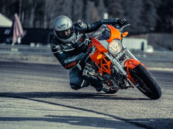 2020 Ropazi Latvia Motorcyclist Sport Bike Rides Empty Asphalt Road — Stock Photo, Image