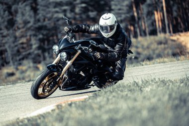 10-05-2020 Ropazi, Letonya motorsikletçisi boş asfalt yolda bisiklet sürüyor. spor bisikleti.