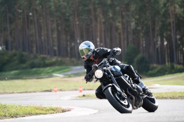 Motosiklet antrenmanı hızlı bir viraja dayanıyor..