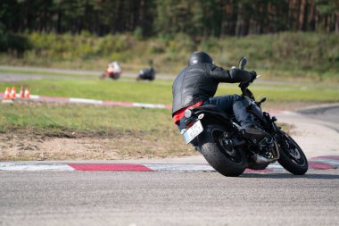 Motosiklet antrenmanı hızlı bir viraja dayanıyor..