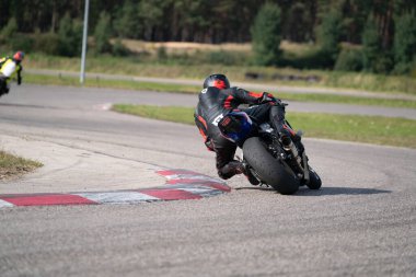10-06-2020Riga Letonya Motosiklet Çalışması hızlı bir viraja dayanıyor.