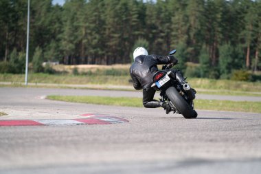 10-06-2020Riga Letonya Motosiklet Çalışması hızlı bir viraja dayanıyor.