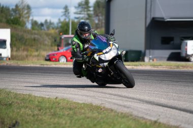 10-06-2020Riga Letonya Motosiklet Çalışması hızlı bir viraja dayanıyor.