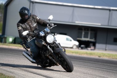 10-06-2020Riga Letonya Motosiklet Çalışması hızlı bir viraja dayanıyor.