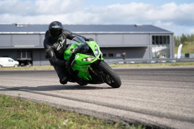 10-06-2020Riga Letonya Motosiklet Çalışması hızlı bir viraja dayanıyor.