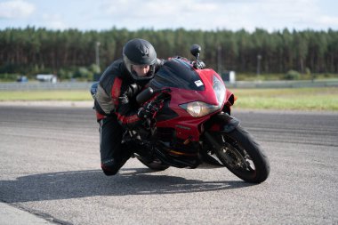 10-06-2020Riga Letonya Motosiklet Çalışması hızlı bir viraja dayanıyor.