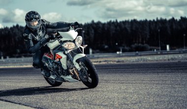 10-06-2020Riga Letonya Motosiklet Çalışması hızlı bir viraja dayanıyor.