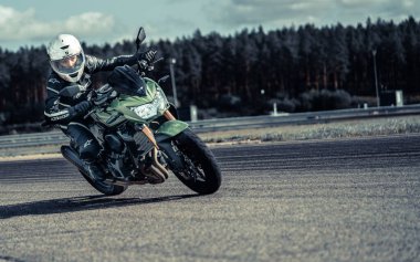 10-06-2020Riga Letonya Motosiklet Çalışması hızlı bir viraja dayanıyor.