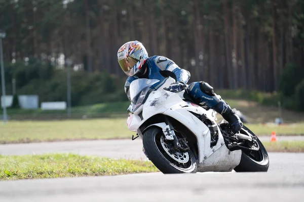 Práctica Motocicleta Inclinándose Una Esquina Rápida Pista —  Fotos de Stock
