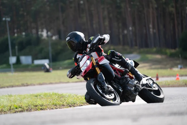 Práctica Motocicleta Inclinándose Una Esquina Rápida Pista — Foto de Stock