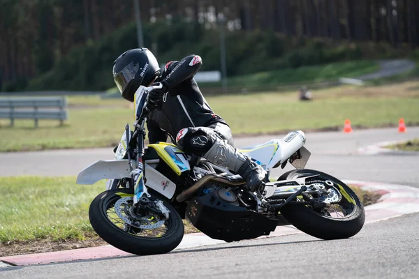Motocicleta Prática Inclinando Para Canto Rápido Pista — Fotografia de Stock