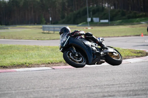 Motorkerékpár Gyakorlat Hajlik Egy Gyors Sarokban Pályán — Stock Fotó