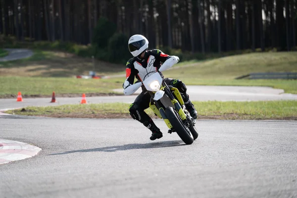 Pratique Moto Penché Dans Coin Rapide Sur Piste — Photo