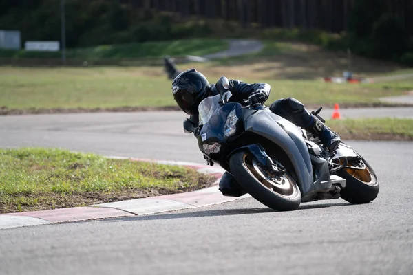 Práctica Motocicleta Inclinándose Una Esquina Rápida Pista —  Fotos de Stock