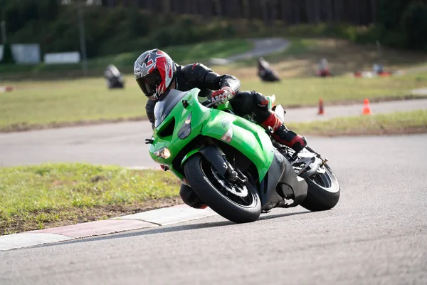 Motocicleta Prática Inclinando Para Canto Rápido Pista — Fotografia de Stock