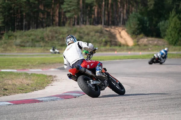 Praktyka Motocyklowa Pochylając Się Szybkiego Rogu Torze — Zdjęcie stockowe