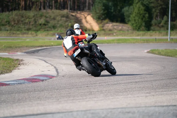 トラック上の高速コーナーに傾いてオートバイの練習 — ストック写真