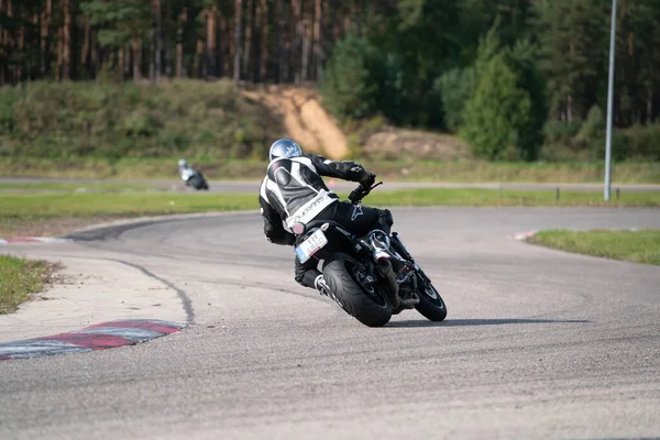 摩托车练习靠在赛道上的一个快角落里 — 图库照片