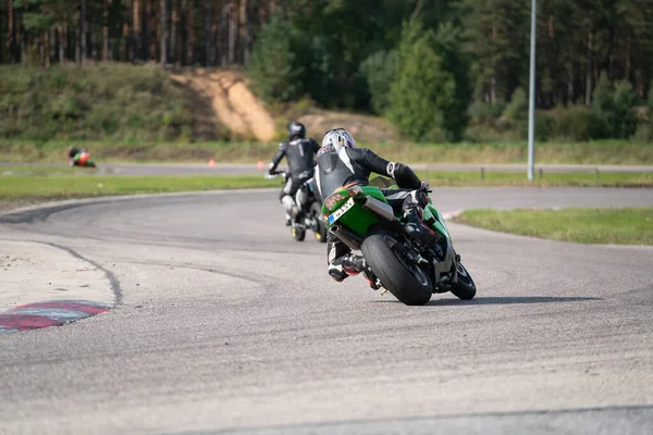 Praktyka Motocyklowa Pochylając Się Szybkiego Rogu Torze — Zdjęcie stockowe