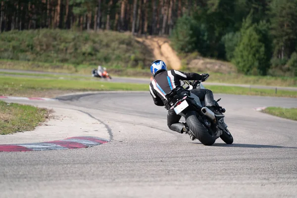 Motorkerékpár Gyakorlat Hajlik Egy Gyors Sarokban Pályán — Stock Fotó